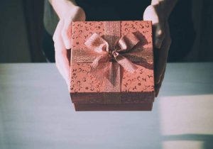 10 Rekomendasi Hadiah Unik Untuk Cowok yang Sederhana dan Memberikan Kesan Terbaik