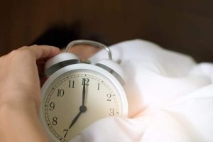 9 Cara Bisa Bangun Cepat Meskipun Begadang Tengah Malam