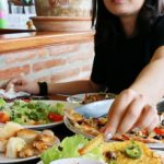 9 Fakta Kebiasaan Makan Orang Indonesia yang Unik dan Bikin Senyum-senyum Sendiri