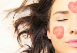 11 Cara Mengencangkan Kulit Wajah dengan Bahan Alami