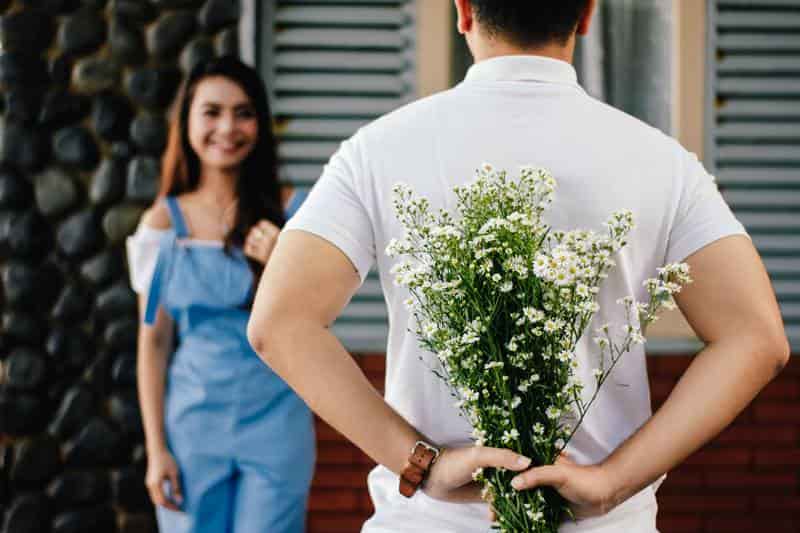 Pacar Kelihatan Cuek? 6 Tanda Kalau Sebenarnya Dia Itu Penyayang Loh