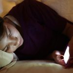 4 Bahaya Masih Bermain Smartphone Sebelum Tidur Bagi Kesehatan