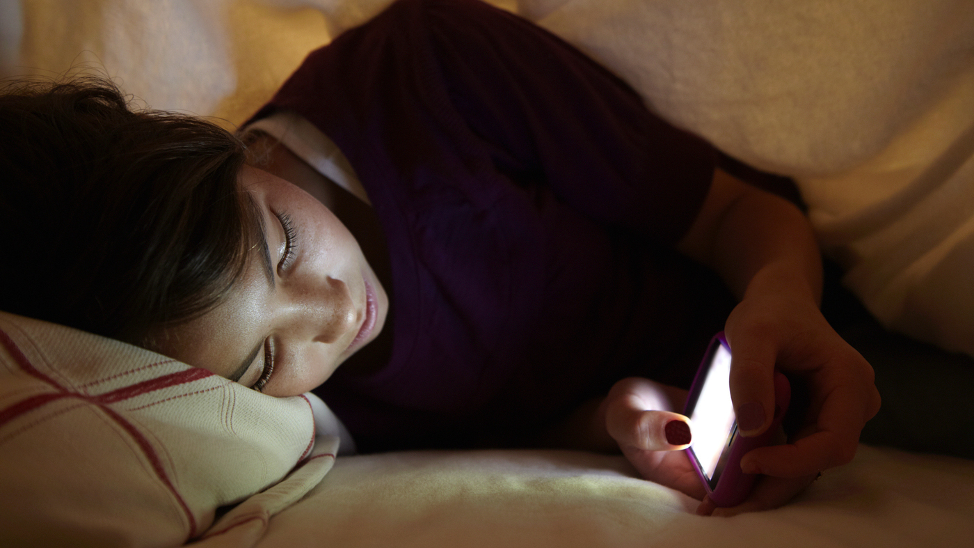 4 Bahaya Masih Bermain Smartphone Sebelum Tidur Bagi Kesehatan