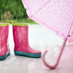 8 Fashion Item untuk Traveling Musim Hujan