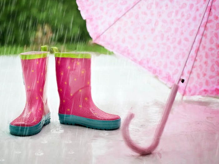 8 Fashion Item untuk Traveling Musim Hujan
