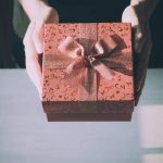 10 Rekomendasi Hadiah Unik Untuk Cowok yang Sederhana dan Memberikan Kesan Terbaik