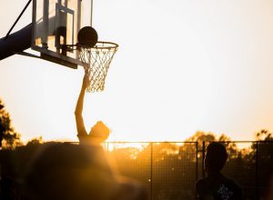 8 Manfaat Bermain Bola Basket yang Perlu Kamu Tahu