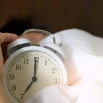9 Cara Bisa Bangun Cepat Meskipun Begadang Tengah Malam