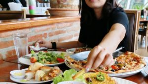 9 Fakta Kebiasaan Makan Orang Indonesia yang Unik dan Bikin Senyum-senyum Sendiri