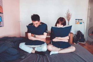 7 Manfaat Pillow Talk Bagi Pasangan Suami Istri Membuat Pasangan Lebih Terbuka
