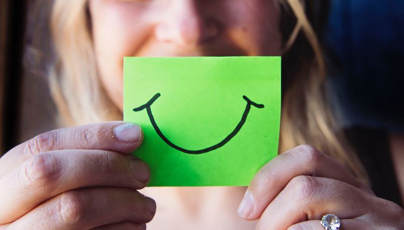 12 Manfaat Tersenyum untuk Kesehatan dan Kehidupan Sehari-Hari