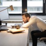 10 Cara Agar Tidak Mengantuk Selama Bekerja dan Semangat Lagi